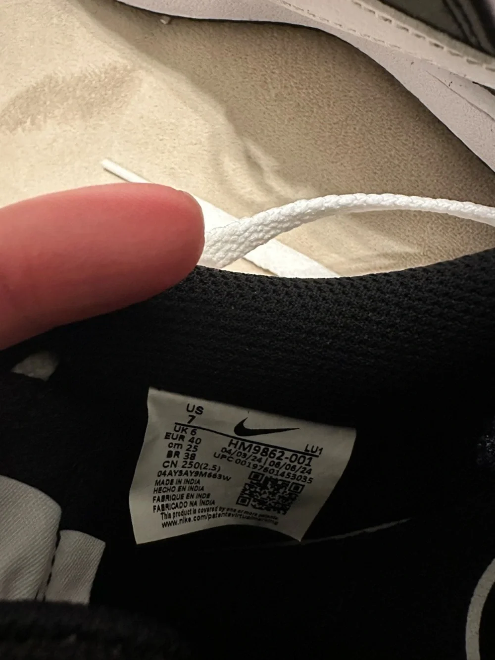 Nike Black and White Low-Top Trainers - Picture 5 of 6